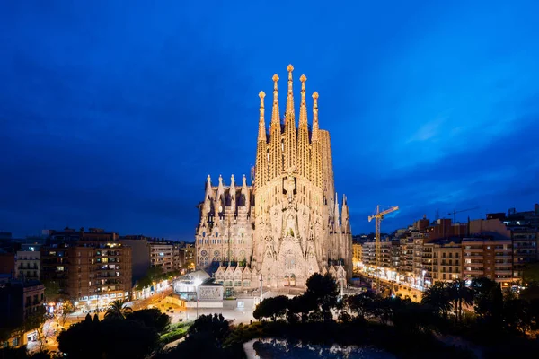 Barcelona, Spanyolország - április 10,2018: éjszakai kilátás nyílik a Sagrada Fam — Stock Fotó