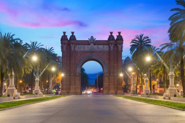 Bacelona Arc de Triomf gece Cata Barselona şehir
