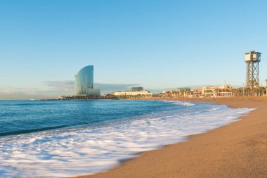 Gündoğumu, renkli gökyüzü ile Barcelona'da Barceloneta Beach. Deniz