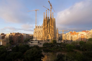 Barcelona, İspanya - Nisan 9,2018: mimar Antoni Gaudi, Sagrada Familia, Barselona, İspanya, Katalanca tarafından tasarlanmış bir büyük Roma Katolik Kilisesi havadan görünümü.