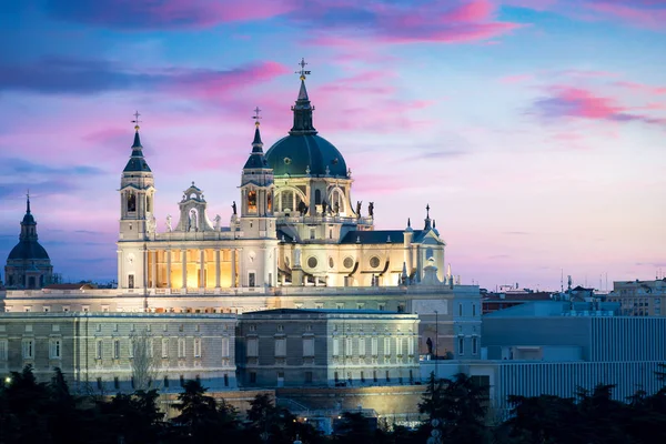 Madrid geceleri dönüm noktası. Santa Maria la Real de La peyzaj
