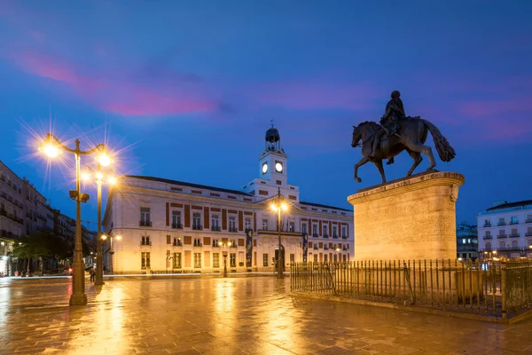 Madrid városkép éjjel. Táj a Puerta del Sol négyzetkilométer — Stock Fotó