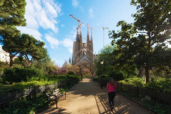 Barcelona, Spanyolország - április 10,2018: építész, Antoni Gaudi kilátás nyílik a Sagrada Familia, Barcelona, Spanyolország, katalán által tervezett nagy római katolikus templom. — Stock Fotó