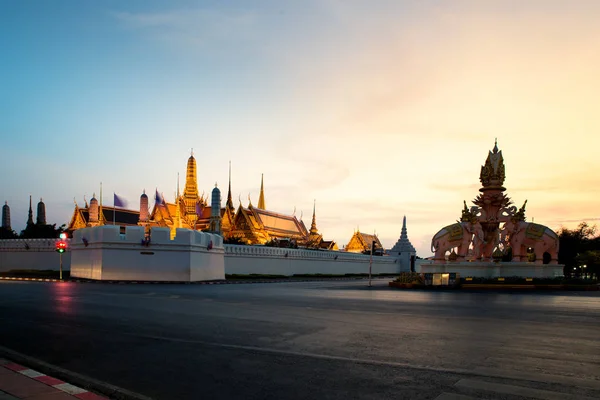 Grand palace och Wat phra keaw vid solnedgången i Bangkok, Thailand. W — Stockfoto