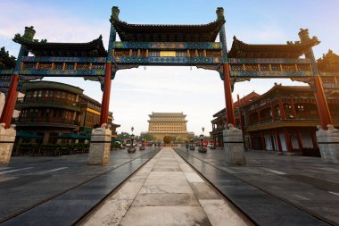 Beijing Zhengyang kapı Jianlou Qianmen sokakta gündoğumu sırasında 