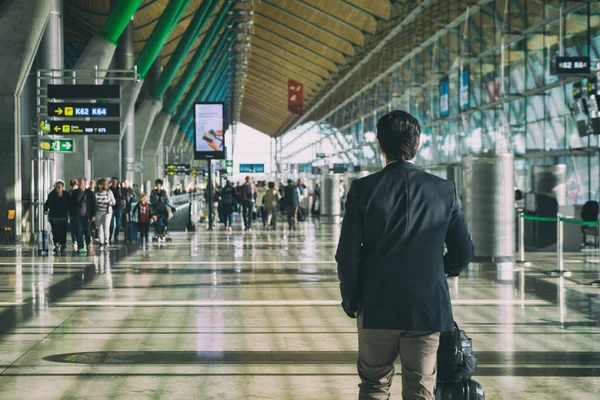 Close up of businessman carrying suitcase while walking through — Stock Photo, Image