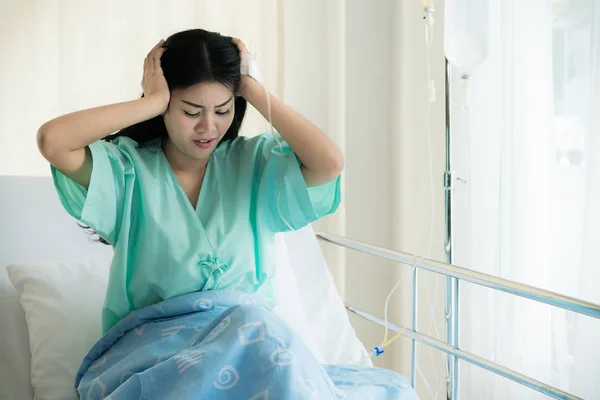 Asiatique jeune femme patients couchés dans la chambre. Patients asiatiques avaient — Photo