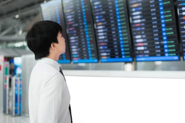 亚洲年轻商人与行李等候在机场的旅行 — 图库照片