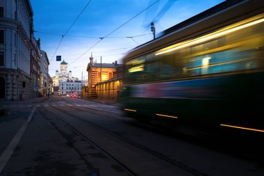 Helsinki Senato Meydanı ile Helsinki günbatımı sırasında geçen tramvay 