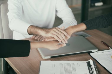 Üç iş ortakları ekibi ile el ele tutusun sta tebrik için