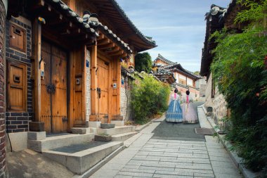 İki geri geleneksel ile yürüyüş hanbok giyen kadın