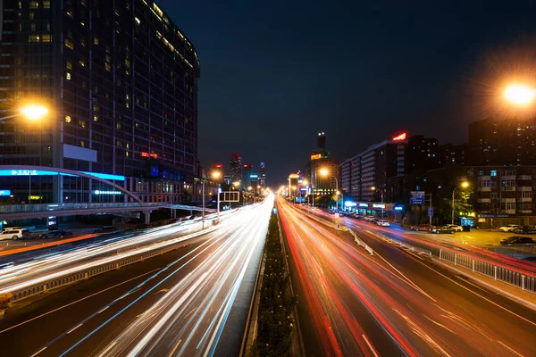 Φως μονοπάτια στην οδό στο Πεκίνο κεντρική επιχειρηματική περιοχή — Φωτογραφία Αρχείου
