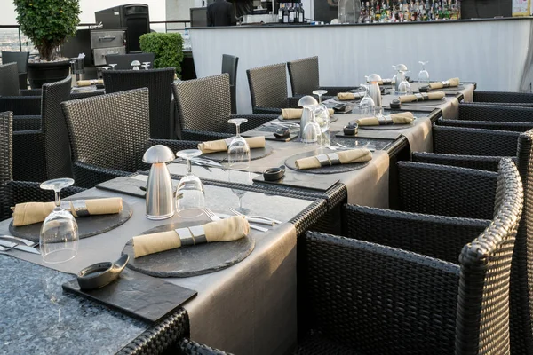 Снимок столика ресторана с пустыми стаканами и тарелкой с — стоковое фото