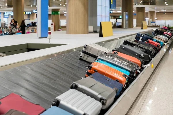 Maleta o equipaje con cinta transportadora en el aeropuerto —  Fotos de Stock