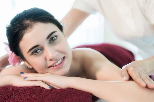 Yougn mujer asiática relajante con masaje de spa de mano en spa de belleza s — Foto de Stock