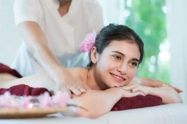 Yougn mulher asiática relaxante com massagem spa mão no spa de beleza s — Fotografia de Stock