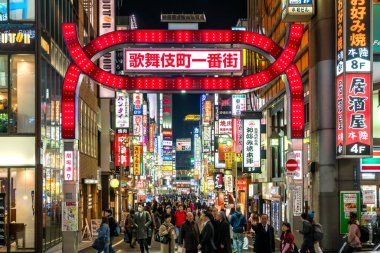 Shinjuku 'da gece hayatı. Shinjuku Tokyo 'nun işlerinden biridir.