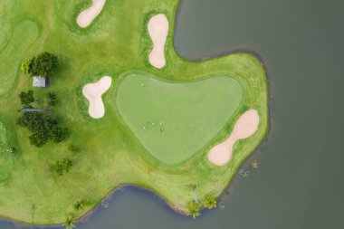 Yeşil golf sahasında oyuncuların havadan görünümü. Golfçü üzerinde oynuyor
