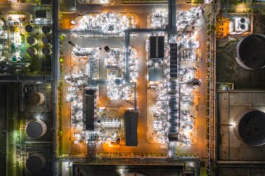 Petrol ve gaz endüstrisinin havadan görünümü - ile alacakaranlıkta rafineri 