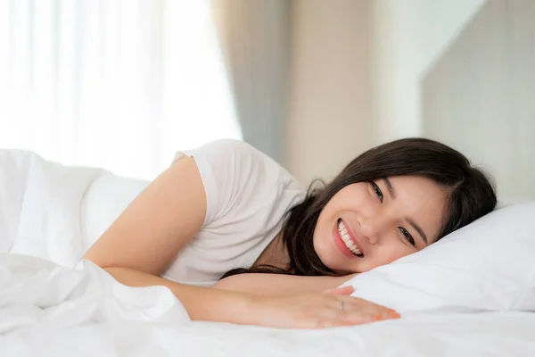 Porträtt av vacker asiatisk kvinna med attraktivt leende njuta fr — Stockfoto