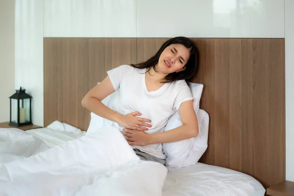 Asiatisk Kvinna Olycklig Liggande Sängen Ser Sjuk Lider Magont Sovrummet — Stockfoto