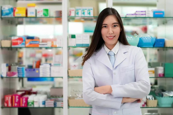 Fiducioso asiatico giovane farmacista femminile con una bella amichevole s — Foto Stock