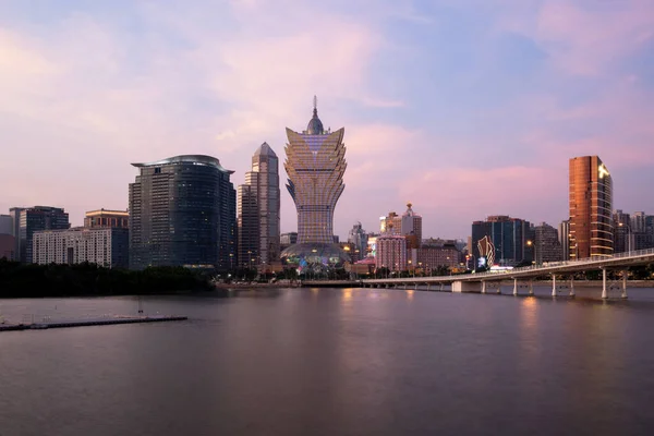 Imagem de Macau (Macau), China. Hotel arranha-céus e construção de casino — Fotografia de Stock