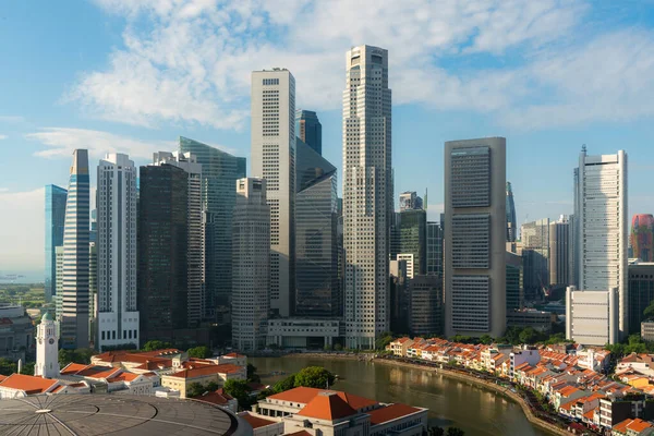 Panorama van Singapore zakendistrict skyline en wolkenkrabber d — Stockfoto