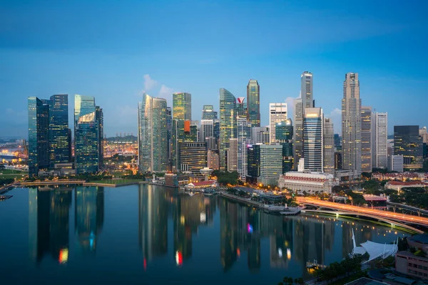 Panorama de Singapur distrito de negocios horizonte y rascacielos a —  Fotos de Stock