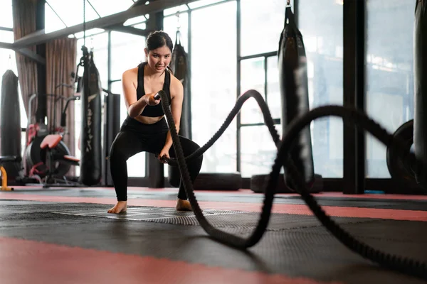 Piękna Azji kobieta z balck liny walki liny exerci — Zdjęcie stockowe