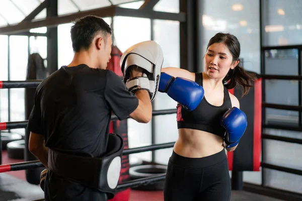 Молодая азиатка боксер ударяет локтем в профессиональный tr — стоковое фото