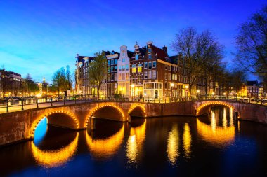 Hollanda 'da alacakaranlıkta Amsterdam Kanalları. Amsterdam...