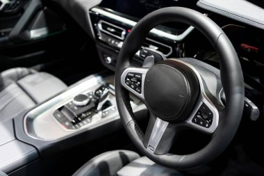 Koyu lüks araba iç - direksiyon simidi, vites kolu ve dashb