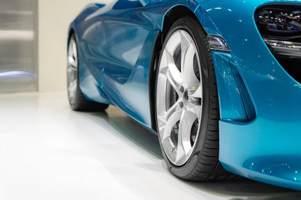 Cierre por delante del nuevo coche azul con parkin rueda de aleación de magnesio —  Fotos de Stock