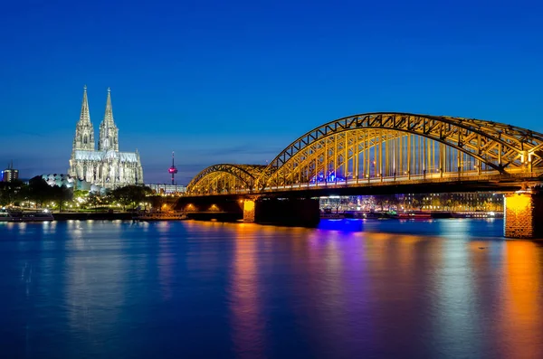 Most Hohenzollern z katedrą w Kolonii i Dur nad Renem — Zdjęcie stockowe