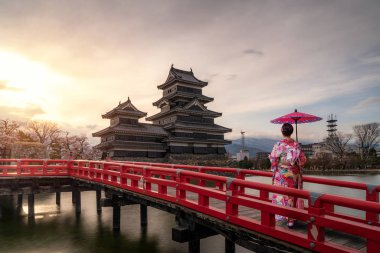 Kimono Japon geleneği giyen genç Asyalı kadın iç çekerek