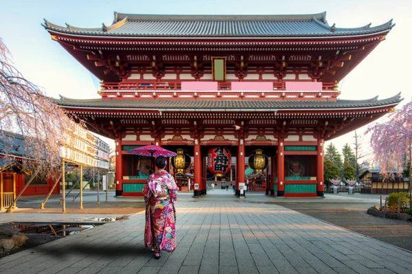 Sensoji temple gateJovem mulher asiática vestindo Kimono japonês tra — Fotografia de Stock
