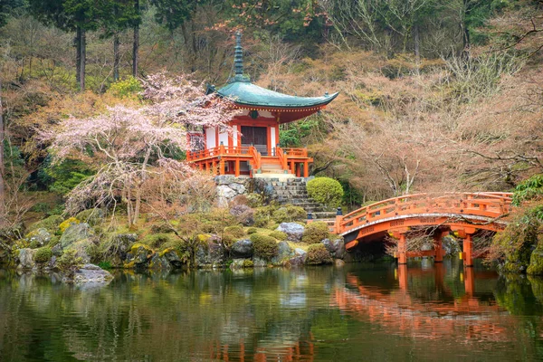 Krásná japonská zahrada v chrámu Daigo-ji s třešňovými květy — Stock fotografie