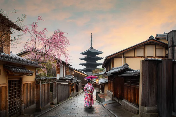 Asian young woman traveller wearing japanese traditional kimono — 스톡 사진