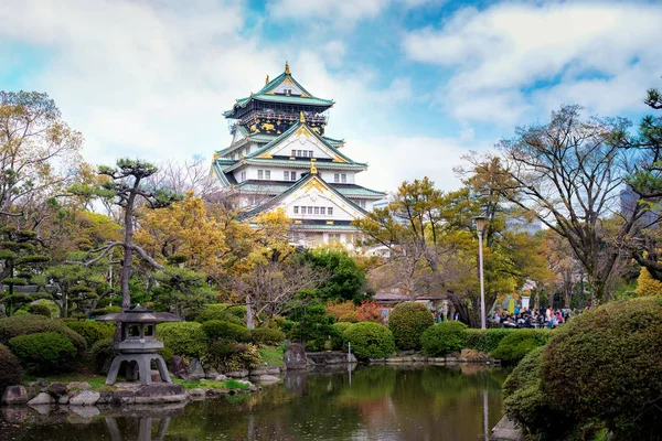 Castelo de Osaka com jardim japonês e turismo turístico em Osa — Fotografia de Stock