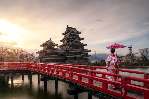 Jovem mulher asiática vestindo Kimono tradição japonesa vestida suspiro — Fotografia de Stock