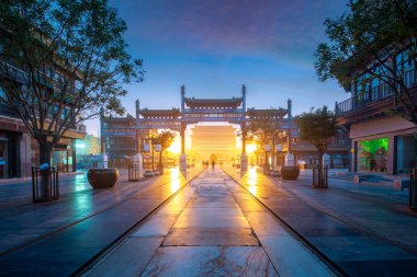 Beijing Zhengyang kapı Jianlou Bei Qianmen sokakta geceleri