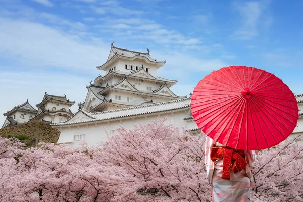 Asiatische junge Frau Reisende tragen japanischen traditionellen Kimono — Stockfoto