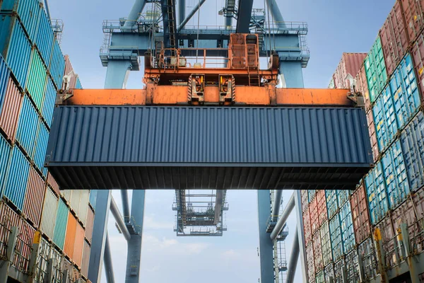 İçinde endüstriyel vinç olan bir kargo gemisine konteynır yüklüyor.. — Stok fotoğraf