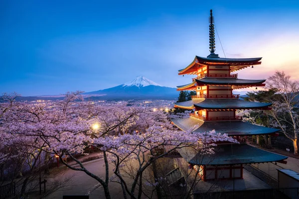 봄에 는 일본 주레이토 파고다와 후지산의 후지요시다 — 스톡 사진
