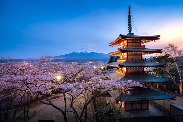 Фудзійосіда, Японія в пагоди Чурето і Mt. Fuji навесні — стокове фото