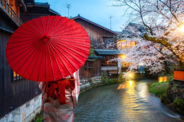 Geleneksel Japon kimonosu giyen Asyalı genç kadın gezgin. 