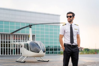 Kaptan beyaz üniformalı yakışıklı pilot portresi.