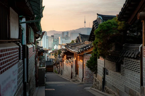 Hagyományos koreai stílusú építészet: w Bukchon Hanok Village — Stock Fotó