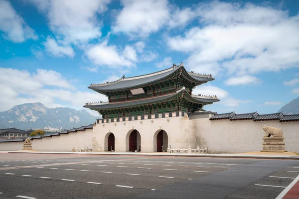 Gyeongbokgung puerta del palacio y la pared con buen cielo en la tierra de la mañana —  Fotos de Stock